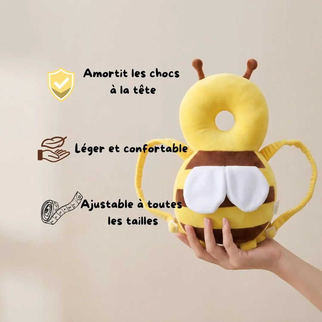 Bébé portant le coussin protège-tête